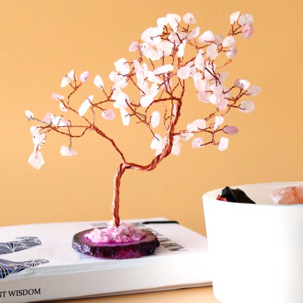 Arbol de piedras preciosas grande: Cuarzo rosa sobre base de ágata rosa