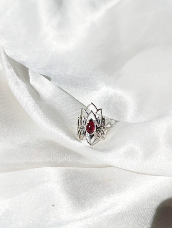 Anillo Plata Granate "FLOR DE LOTO" | Pasión